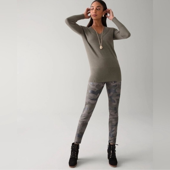 White House Black Market Pants - WHBM Camo Runway Leggings Women’s SZ 6 in Green Camouflage Print